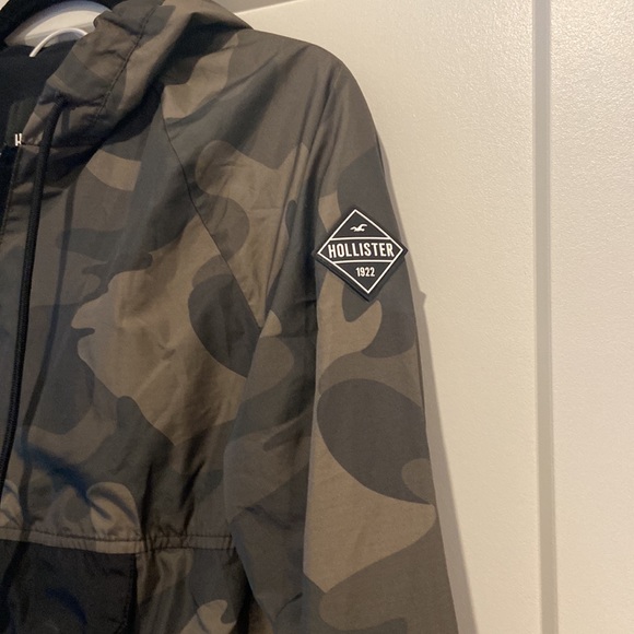 Hollister cropped camouflage jacket 💕 Small EUC this is a great piece!! - Picture 2 of 11